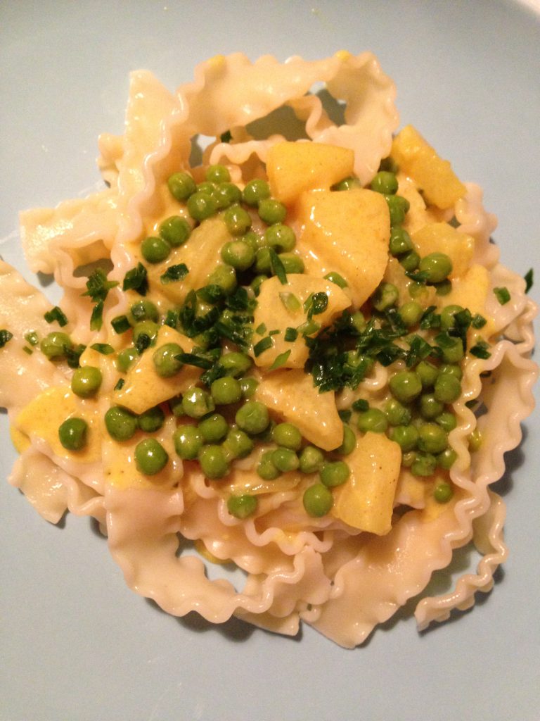 pasta in einer curryananaserbsensauce pasta in a currypineapple