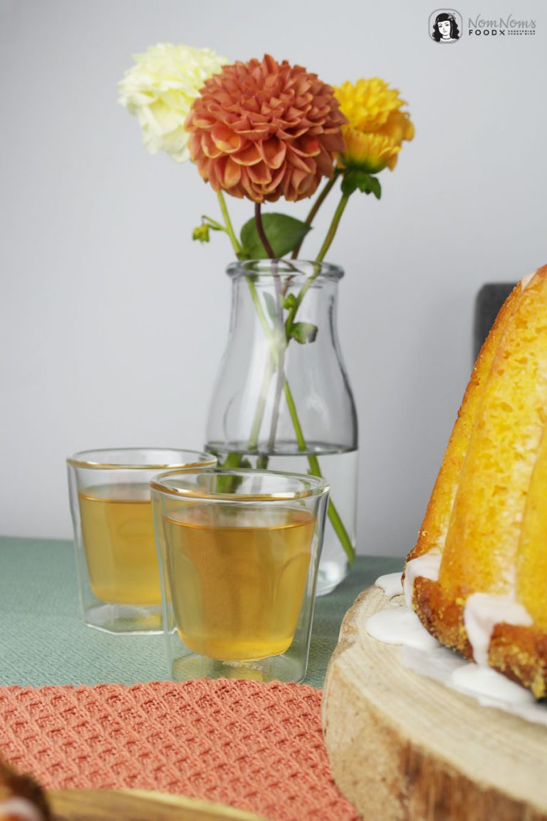 Apfel-Möhren-Mandelkuchen als Gugl mit Teeglasur - Nom Noms food Apfel-Möhren-Mandelkuchen als Gugl mit Teeglasur - Nom Noms food