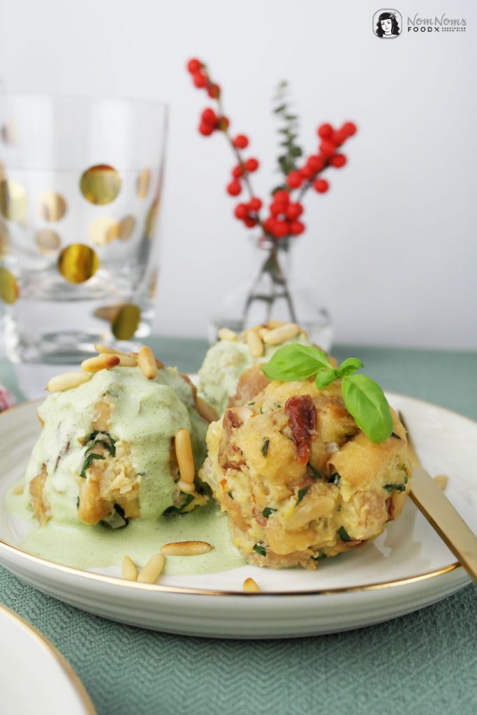 Knödel auf Italienisch: Tomaten-Semmelknödel mit Pinienkernen und ...