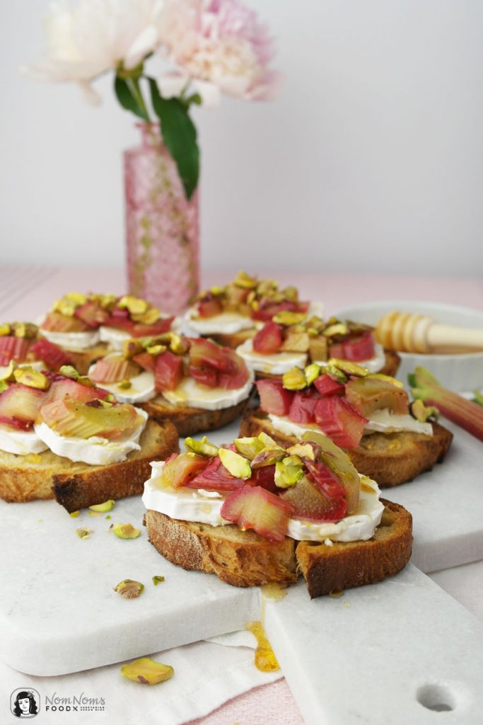 Crostini mit Ofen-Rhabarber, Ziegenkäse, Pistazien & Honig - Nom Noms food Crostini mit Ofen-Rhabarber, Ziegenkäse, Pistazien & Honig - Nom Noms food