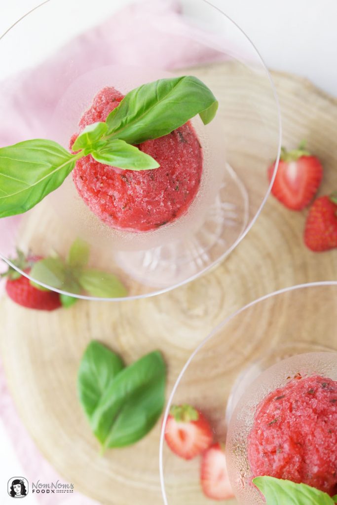 So schmeckt der Sommer: Sekt mit veganem Erdbeer-Basilikum-Sorbet - Nom ...
