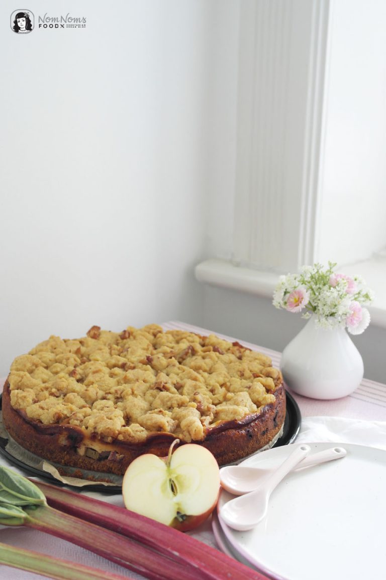Apfel-Rhabarber-Käsekuchen mit Walnuss-Streuseln - Nom Noms food