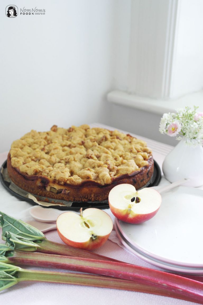 Apfel-Rhabarber-Käsekuchen mit Walnuss-Streuseln - Nom Noms food