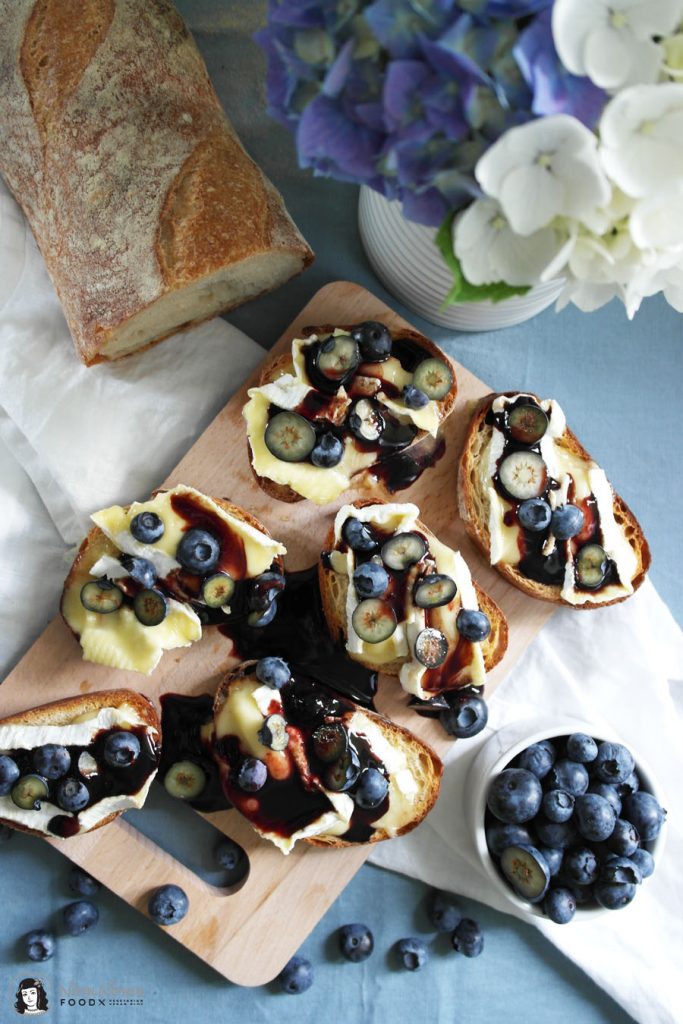 Crostini mit Camembert, Blaubeeren und fruchtigem Blaubeer-Balsamico ... Crostini mit Camembert, Blaubeeren und fruchtigem Blaubeer-Balsamico ...