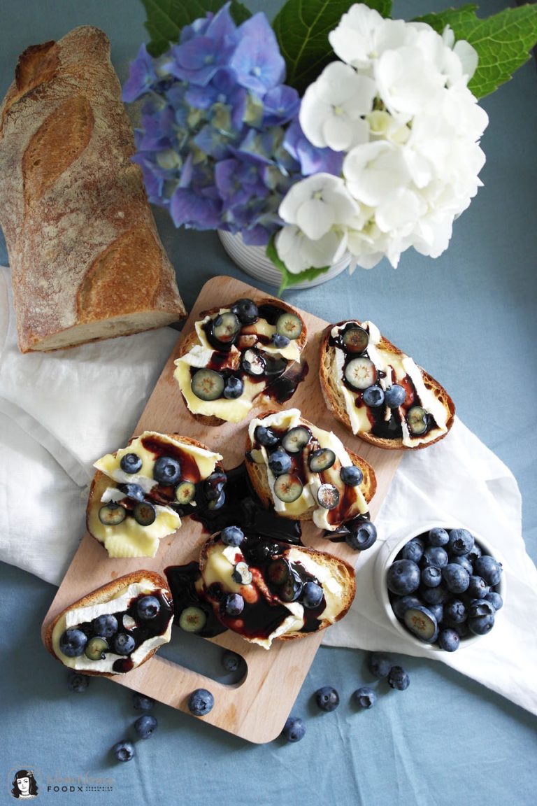 Crostini mit Camembert, Blaubeeren und fruchtigem Blaubeer-Balsamico ... Crostini mit Camembert, Blaubeeren und fruchtigem Blaubeer-Balsamico ...