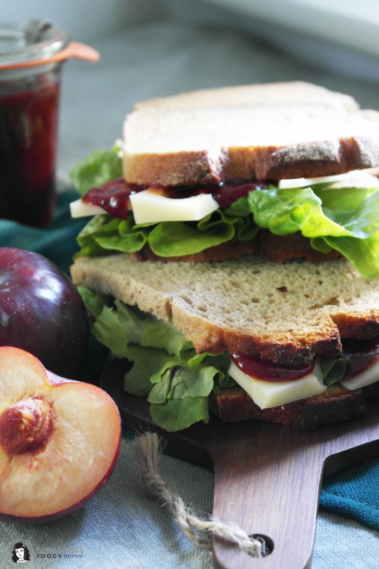 Bemme (ostdeutsch für Stulle oder Butterbrot) mit Käse und herzhaftem ... Bemme (ostdeutsch für Stulle oder Butterbrot) mit Käse und herzhaftem ...