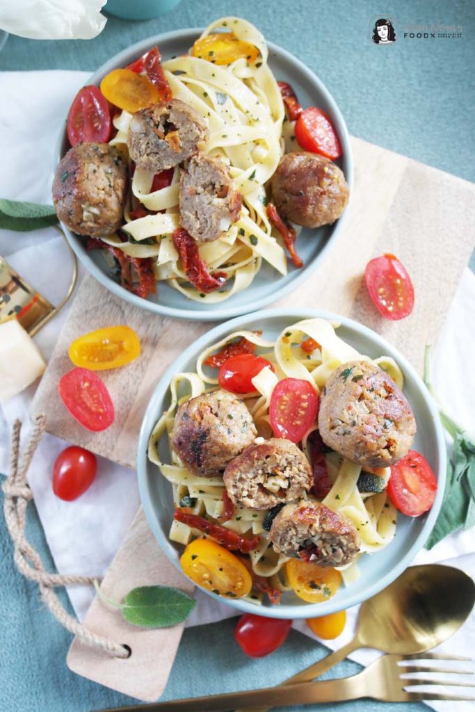 Vegetarische italienisch gefüllte Frikadellen mit Salbei-Basilikum ...