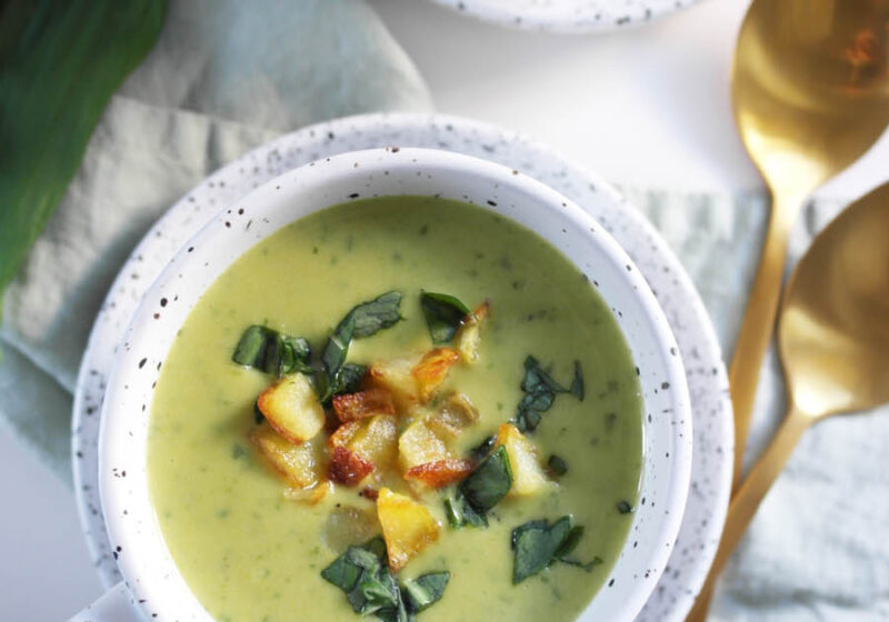 Bärlauch-Erbsen-Suppe mit knusprigen Kartoffel-Würfeln