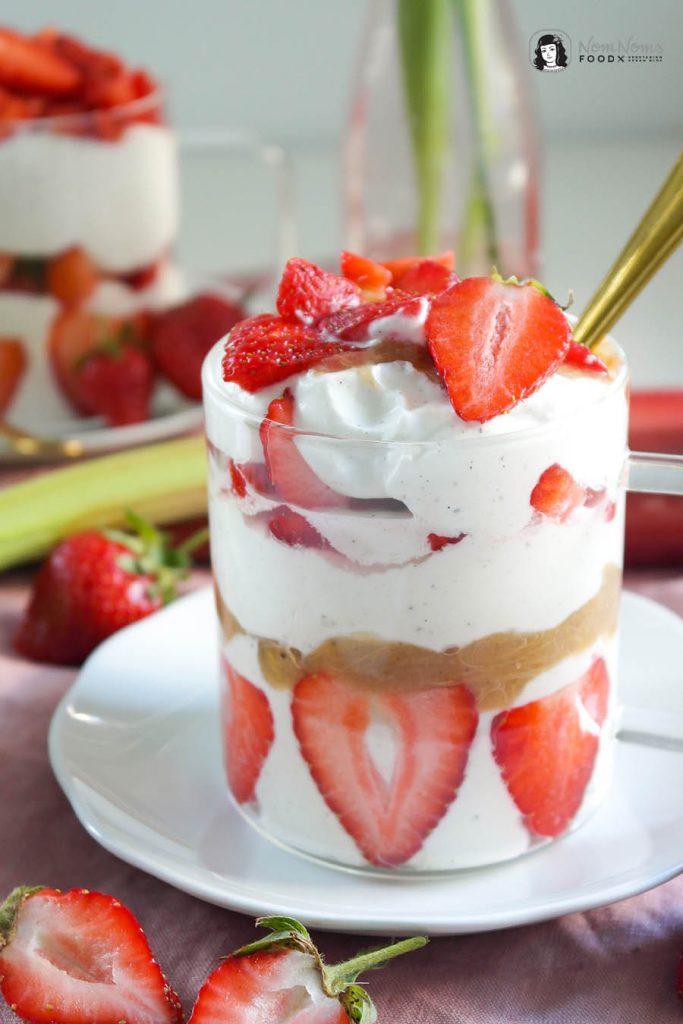 Schnelles cremiges Erdbeer-Rhabarber-Sahne-Quark-Dessert - Nom Noms food Schnelles cremiges Erdbeer-Rhabarber-Sahne-Quark-Dessert - Nom Noms food