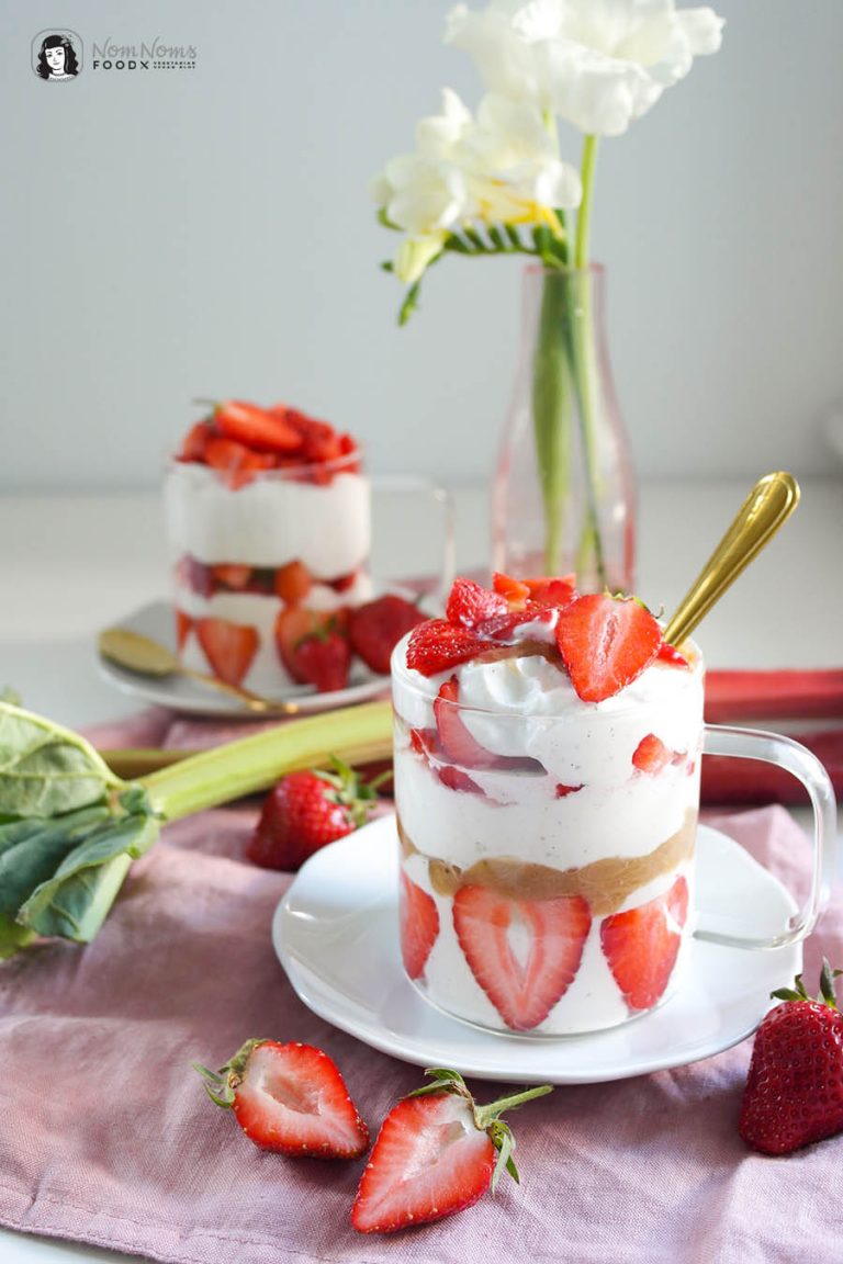 Schnelles cremiges Erdbeer-Rhabarber-Sahne-Quark-Dessert - Nom Noms food