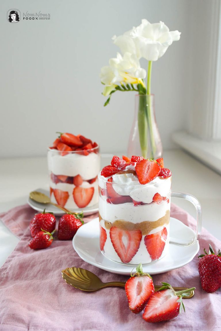 Schnelles cremiges Erdbeer-Rhabarber-Sahne-Quark-Dessert - Nom Noms food Schnelles cremiges Erdbeer-Rhabarber-Sahne-Quark-Dessert - Nom Noms food