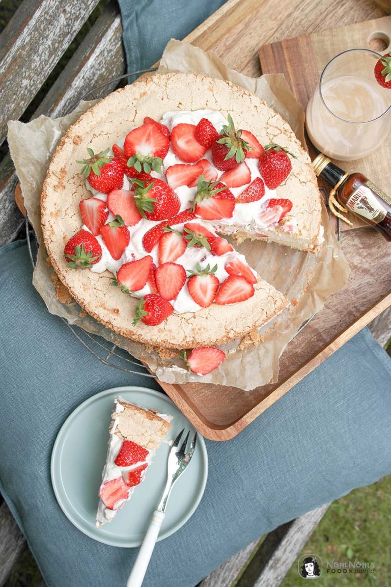 Amarula-Erdbeerkuchen mit Amarula-Erdbeer-Creme und Biskuitboden - Nom ...