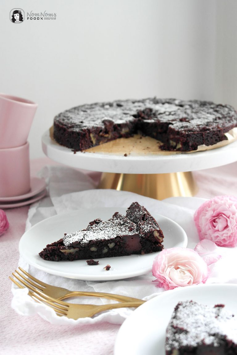 Veganer Brownie-Kuchen mit Pekannüssen und Schokoladen-Ganache-Pfützen ...