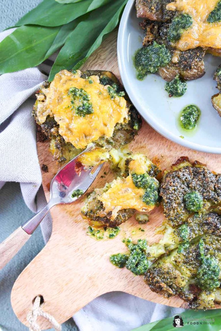 Frühlingshafte einfache Quetschkartoffeln mit Bärlauch-Pesto und Käse ...