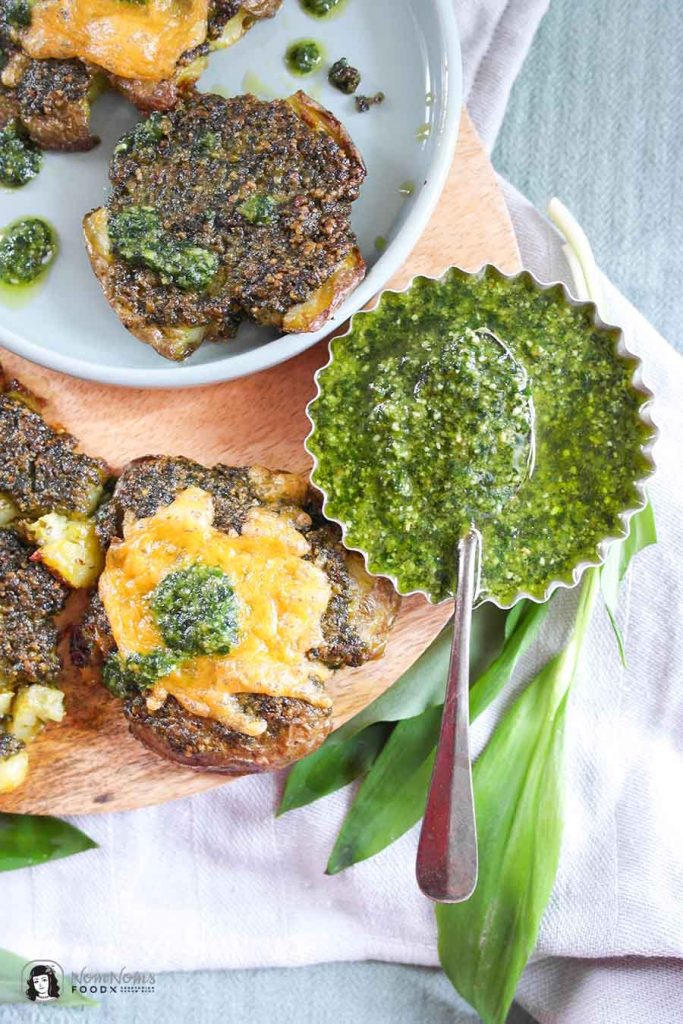 Frühlingshafte einfache Quetschkartoffeln mit Bärlauch-Pesto und Käse ...