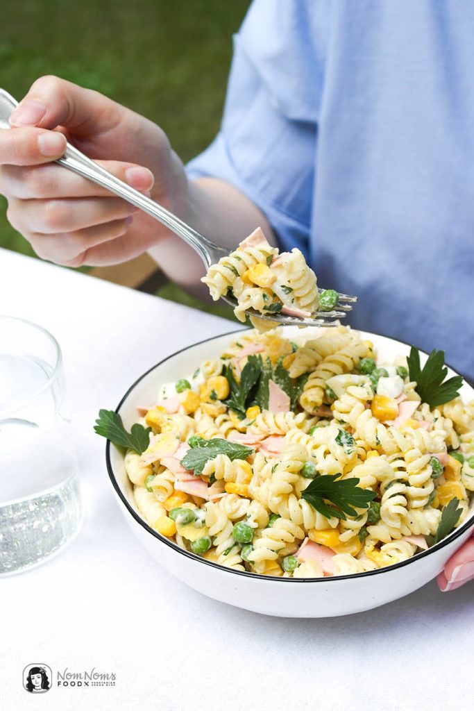 Zweierlei Nudelsalat: Klassischer Nudelsalat mit Mayonnaise und ... Zweierlei Nudelsalat: Klassischer Nudelsalat mit Mayonnaise und ...