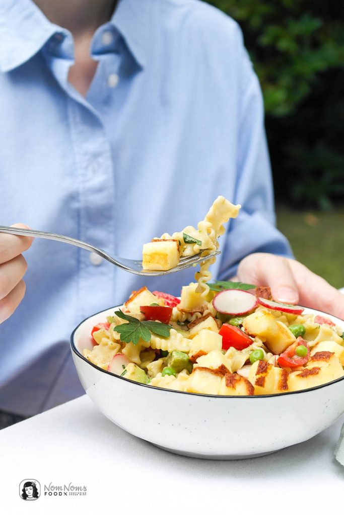 Zweierlei Nudelsalat: Klassischer Nudelsalat mit Mayonnaise und ... Zweierlei Nudelsalat: Klassischer Nudelsalat mit Mayonnaise und ...