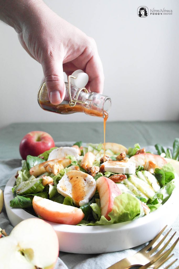 Herbstlicher Salat mit gebratenem Apfel, Ziegenkäse und Ahornsirup ...