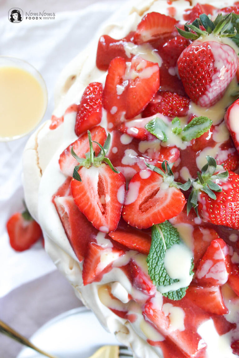 Erdbeer-Pavlova mit Eierlikör-Frischkäse-Creme - Nom Noms food