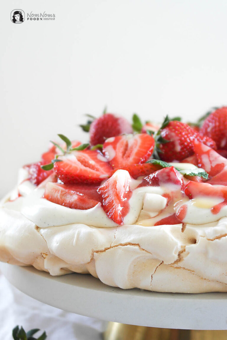 Erdbeer-Pavlova mit Eierlikör-Frischkäse-Creme - Nom Noms food