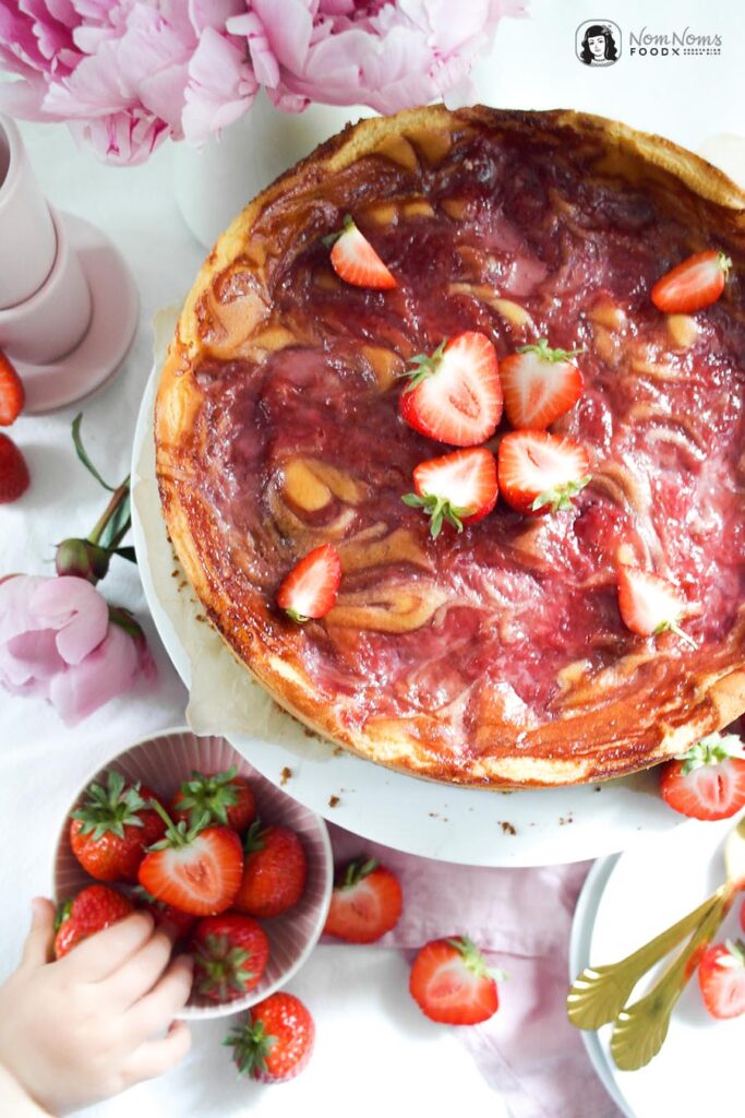 Veganer Erdbeer-Käsekuchen mit Erdbeer-Swirl - Nom Noms food Veganer Erdbeer-Käsekuchen mit Erdbeer-Swirl - Nom Noms food