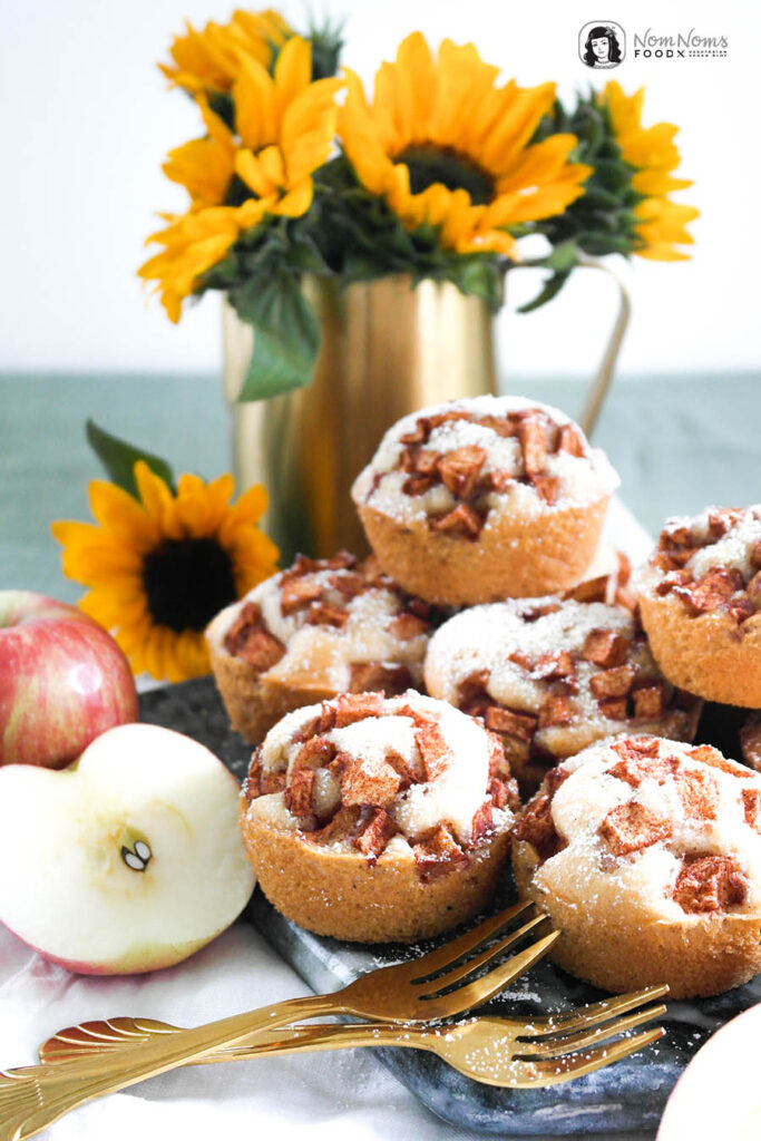 Kleine vegane Ofen-Pfannkuchen mit Zimt-Äpfeln aus der Muffinform - Nom ...