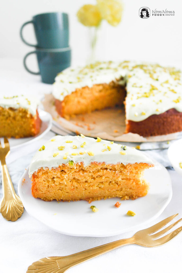 Karottenkuchen mit Pistazien-Frischkäse-Creme - Nom Noms food Karottenkuchen mit Pistazien-Frischkäse-Creme - Nom Noms food