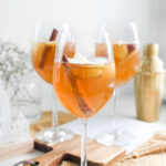 Amaretto Spritz mit Apfelsaft, Ginger Ale und Sekt