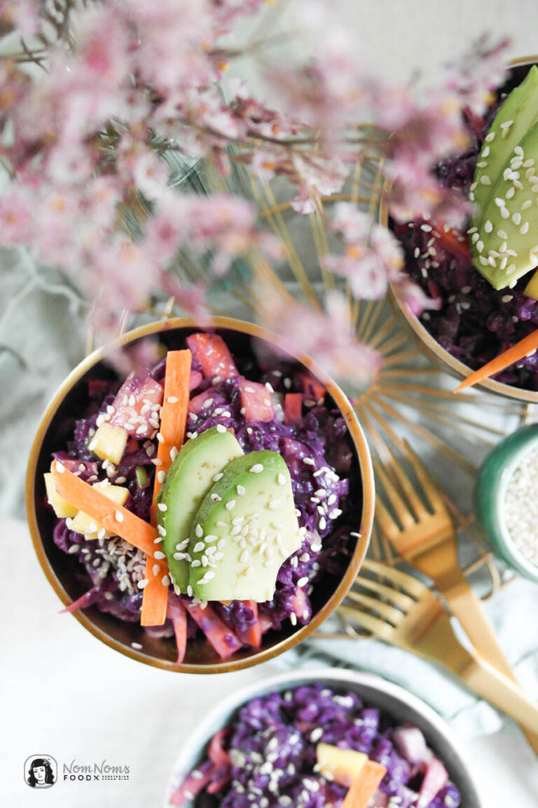 Asiatischer Rotkohl-Salat mit Mango, Avocado und Sesam - Nom Noms food