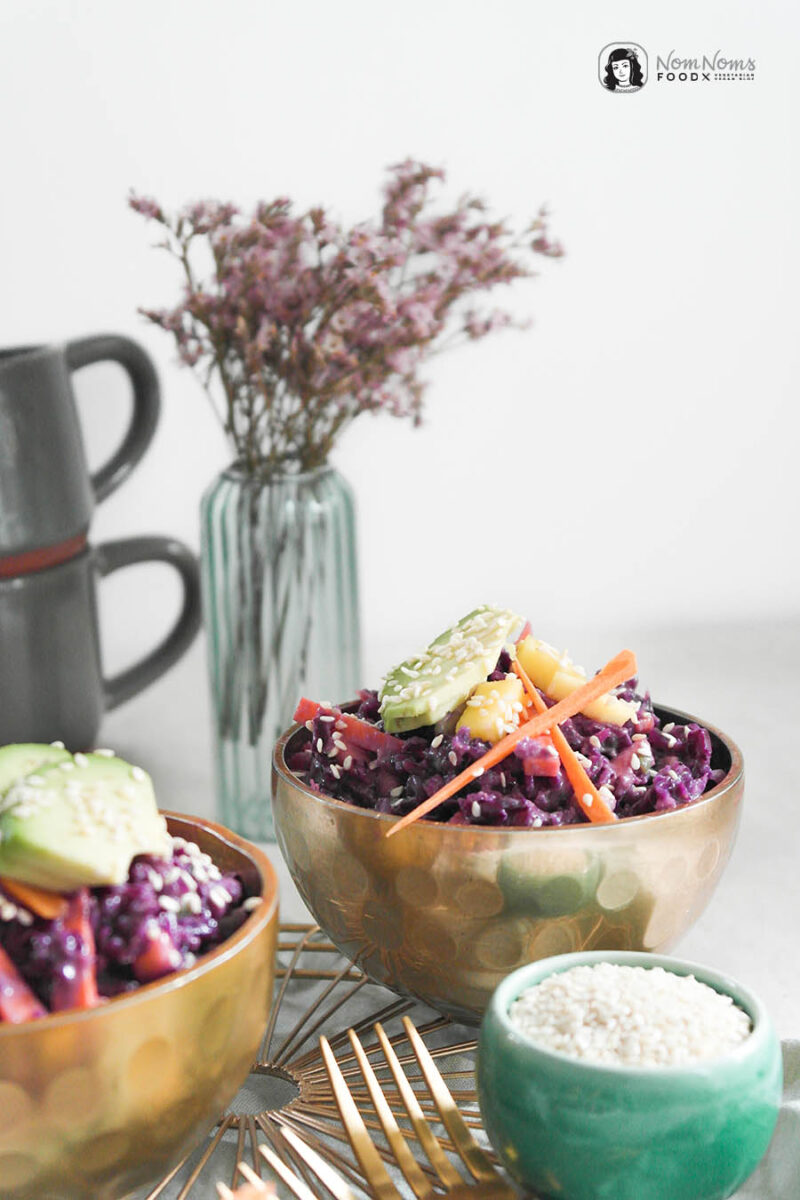 Asiatischer Rotkohl-Salat mit Mango, Avocado und Sesam - Nom Noms food Asiatischer Rotkohl-Salat mit Mango, Avocado und Sesam - Nom Noms food