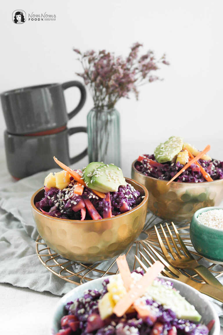 Asiatischer Rotkohl-Salat mit Mango, Avocado und Sesam - Nom Noms food
