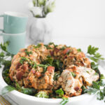 Veganer Semmelknödel aus der Gugelhupf Form an Feldsalat-Karotten-Salat mit Senf-Dressing