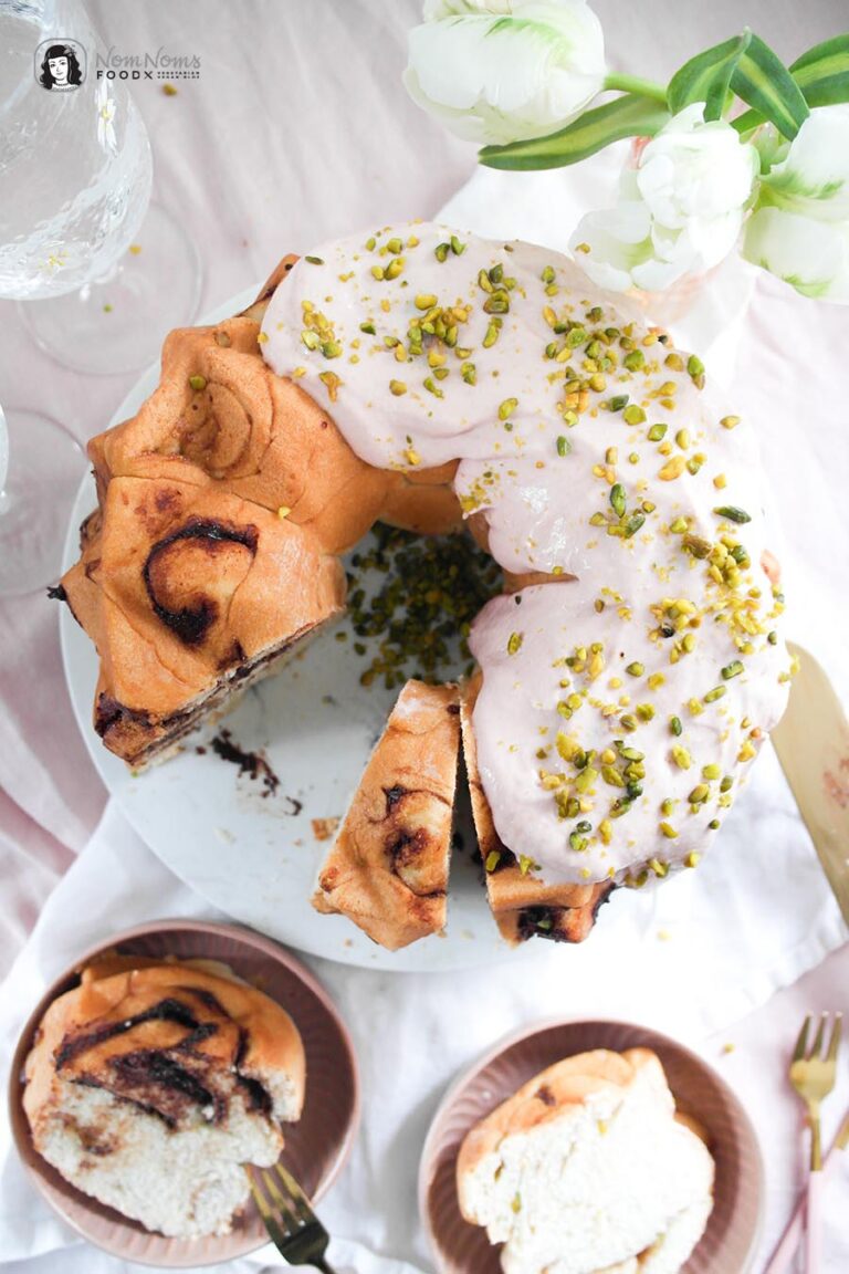 Fluffiger Frühlings-Hefeteig-Gugelhupf mit Erdbeer-Marmelade-Pistazien ...