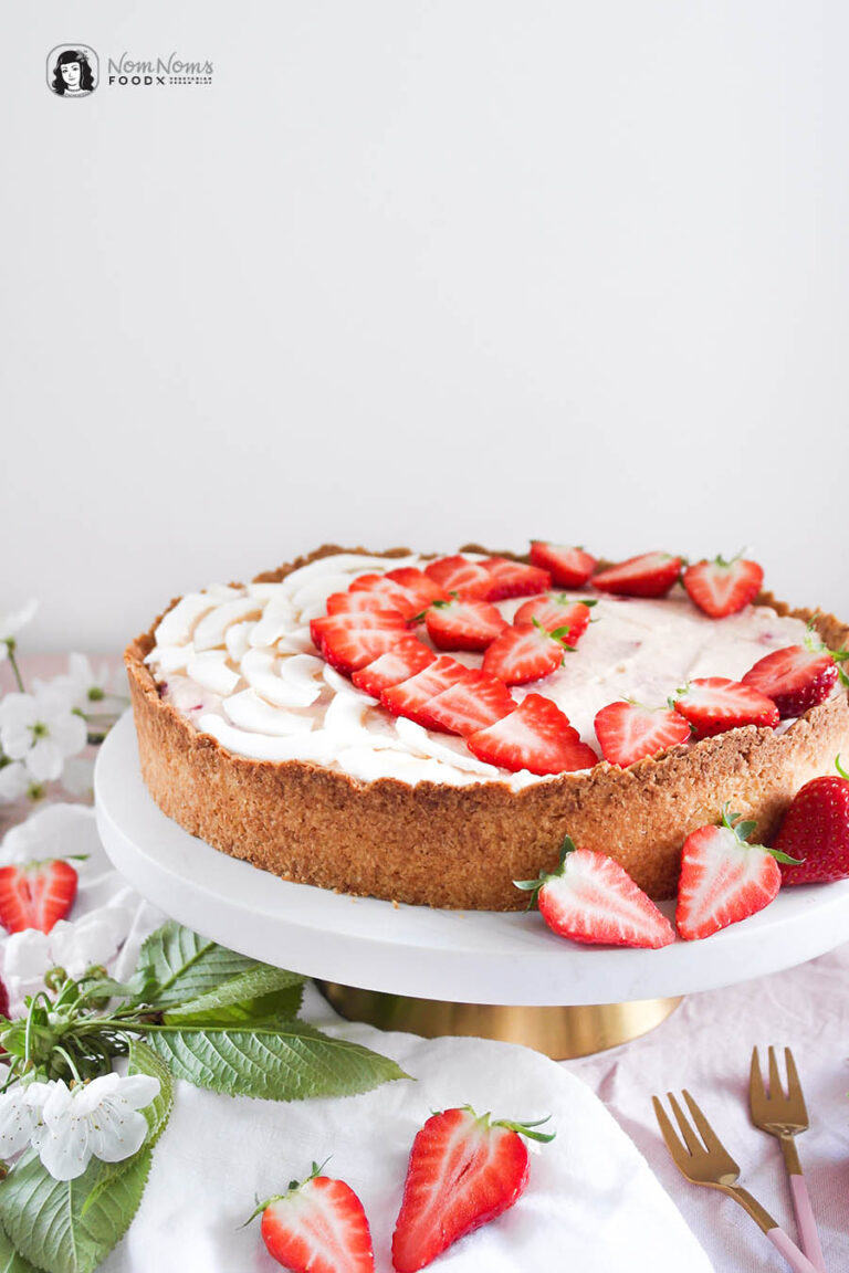 Cremiger Kokos-Kefir-Kuchen mit Erdbeeren - Nom Noms food