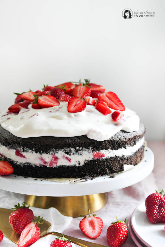 Schwarzer Erdbeer-Schokoladenkuchen mit Käsekuchen-Creme, schwarzem ...