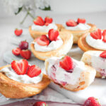 Croissant Buns Körbchen mit Käsekuchen-Füllung und Erdbeeren