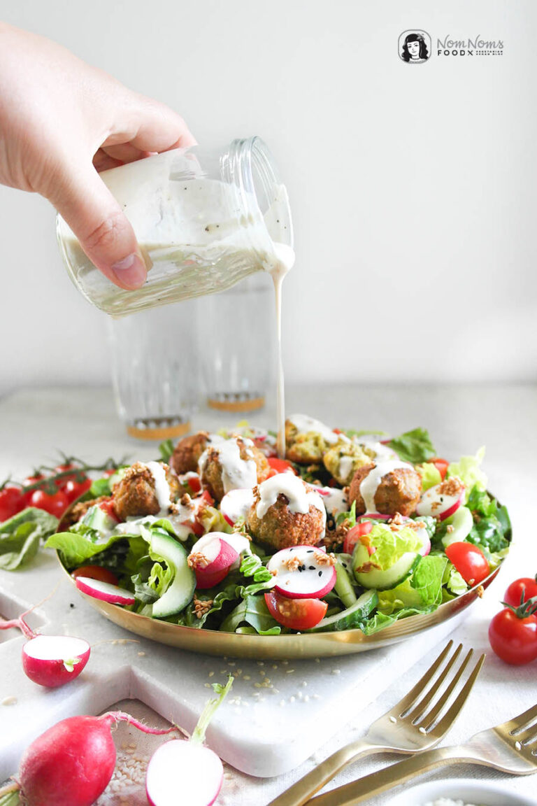 Falafel-Sommersalat mit einfachem Sesam-Joghurt-Dressing - Nom Noms food