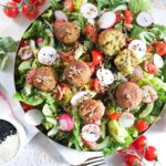 Falafel-Sommersalat mit einfachem Sesam-Joghurt-Dressing