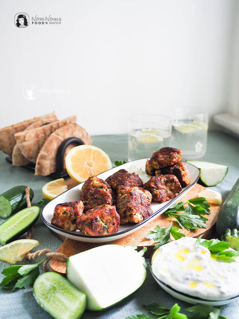 Griechische Zucchini-Bällchen Kolokithokeftedes mit Tzatziki wie auf ...