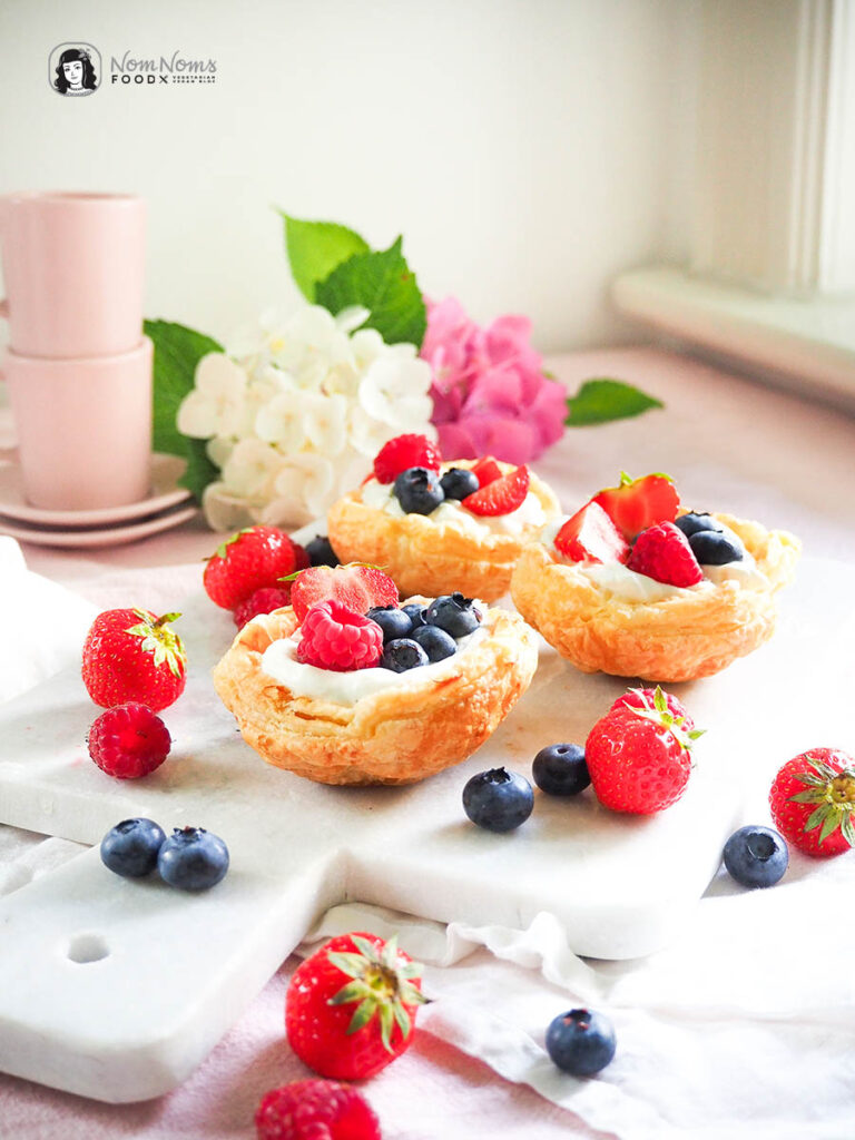 Knusprige Blätterteig-Körbchen mit fluffiger Mascarpone-Quark-Creme und ...