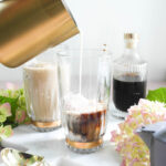 Vanille-Eis Eiskaffee mit Vanille-Kaffee-Sirup bzw. -konzentrat