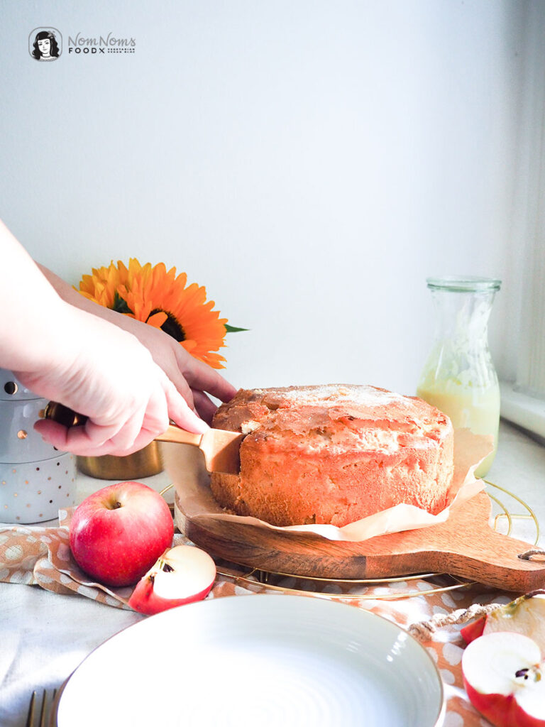 Einfacher, saftiger und fluffiger Apfelkuchen mit Zuckerkruste und ...