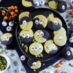Schwarz-grüne Pistazienkekse mit schwarzem Kakao Gruselige Monsterkekse Halloween