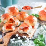 Gefüllte Brötchen mit Pesto-Mozzarella-Füllung