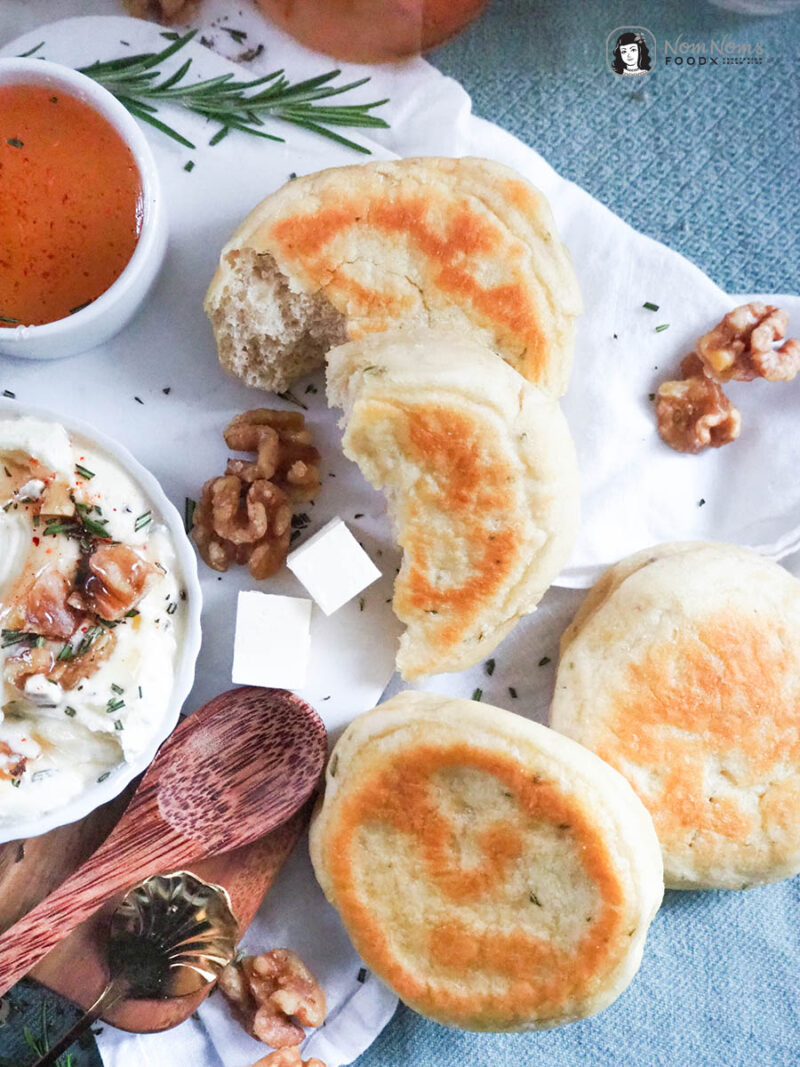 Festlich köstlich: Cremiger Whipped Feta-Rosmarin-Dip mit scharfem ...