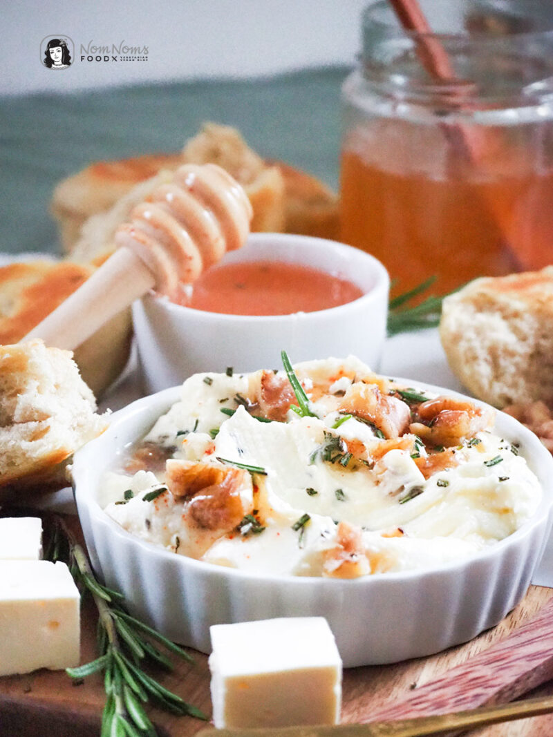 Festlich köstlich: Cremiger Whipped Feta-Rosmarin-Dip mit scharfem ... Festlich köstlich: Cremiger Whipped Feta-Rosmarin-Dip mit scharfem ...