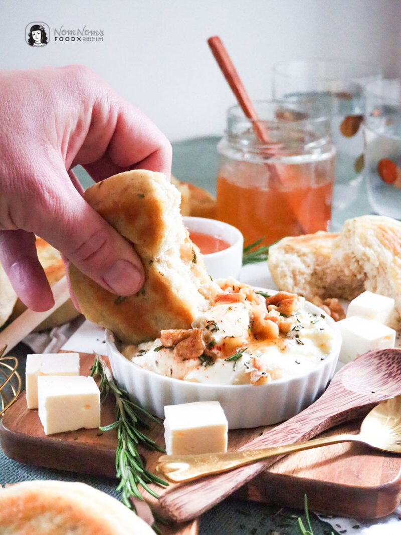 Festlich köstlich: Cremiger Whipped Feta-Rosmarin-Dip mit scharfem ...