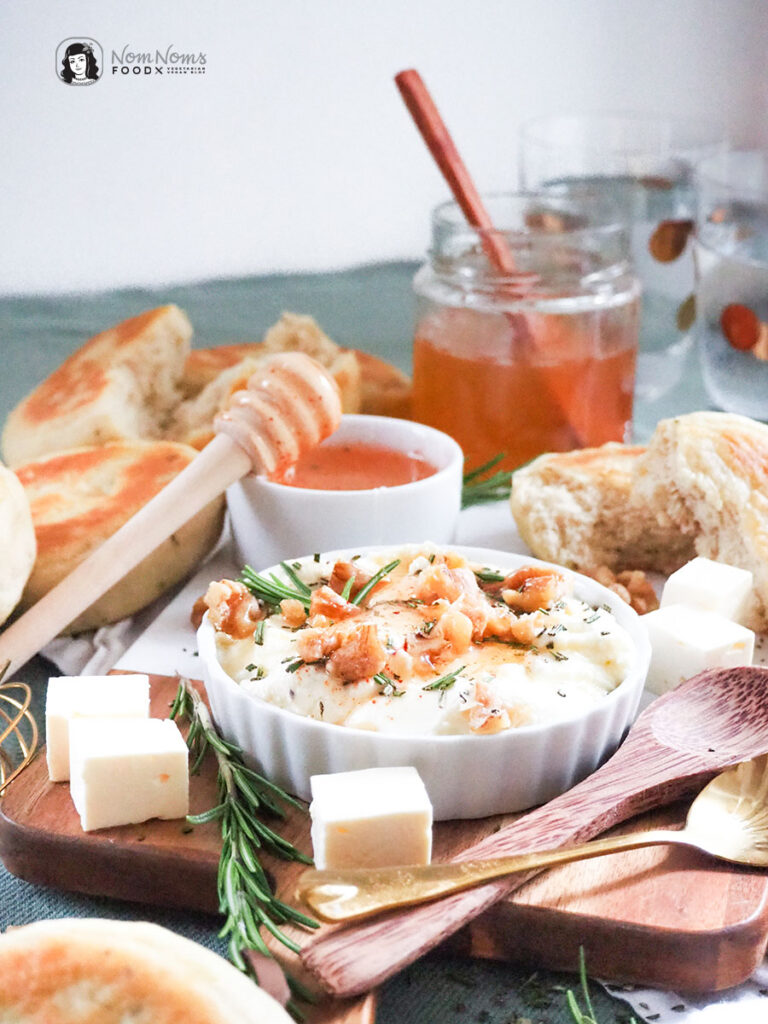 Festlich köstlich: Cremiger Whipped Feta-Rosmarin-Dip mit scharfem ... Festlich köstlich: Cremiger Whipped Feta-Rosmarin-Dip mit scharfem ...