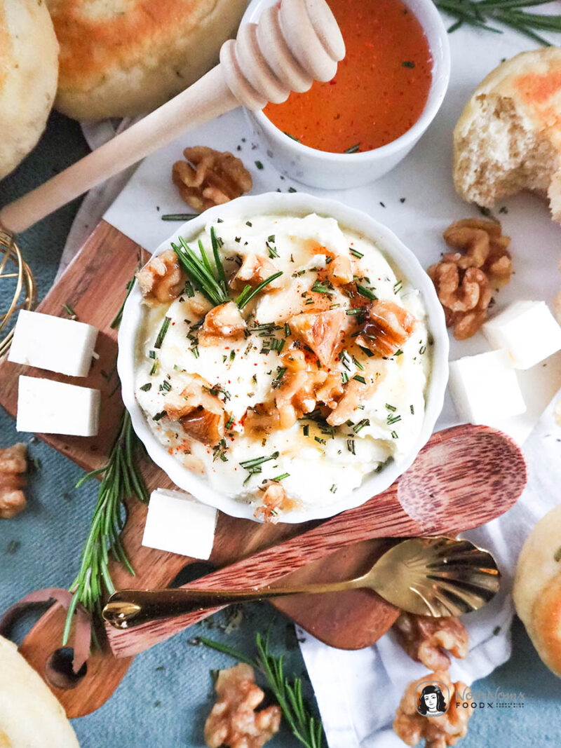 Festlich köstlich: Cremiger Whipped Feta-Rosmarin-Dip mit scharfem ... Festlich köstlich: Cremiger Whipped Feta-Rosmarin-Dip mit scharfem ...