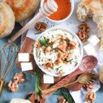 Festlich köstlich: Cremiger Whipped Feta-Rosmarin-Dip mit scharfem Honig (hot honey), Rosmarin und kandierten Walnüssen dazu Rosmarin-Pita-Brote aus der Pfanne